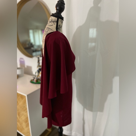 Open-back butterfly shoulder dress - Picture 2 of 3